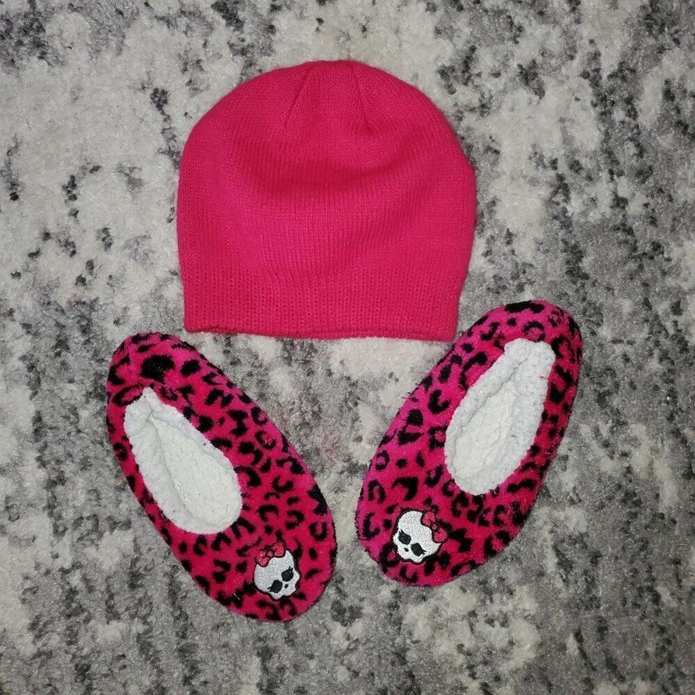 Monster High Girls Beenie Hat and Slippers ~~~